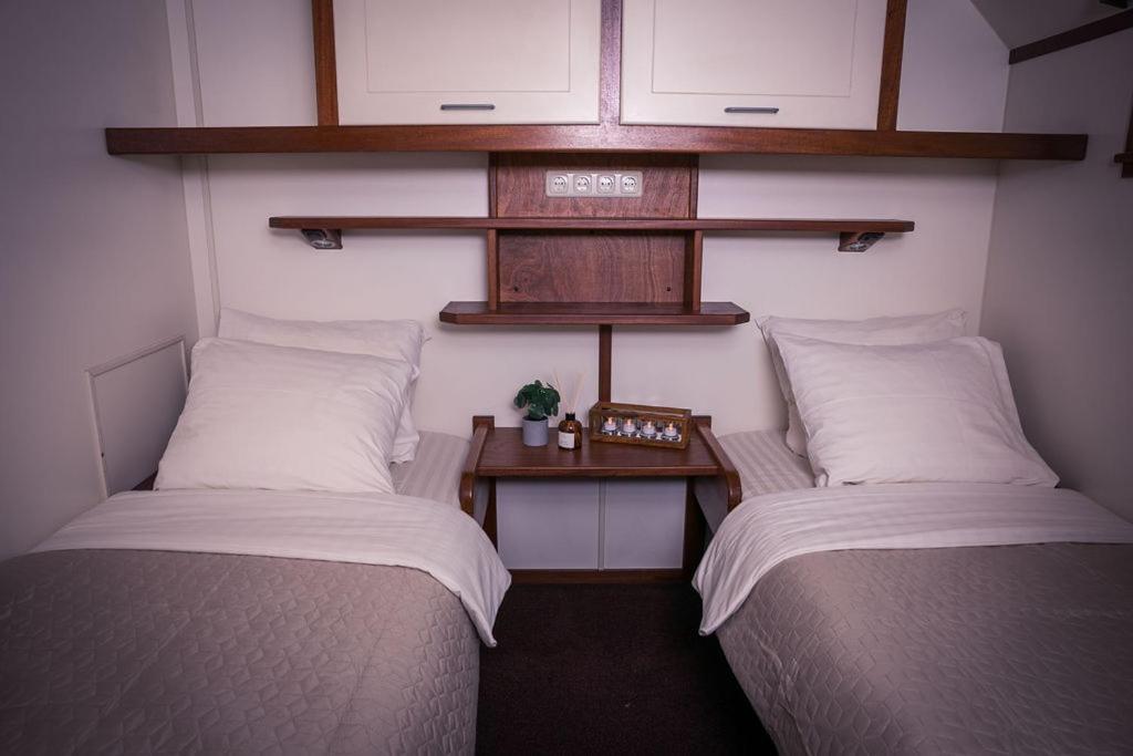 Postel nebo postele na pokoji v ubytování Unique Hotelboat botel Lena Maria