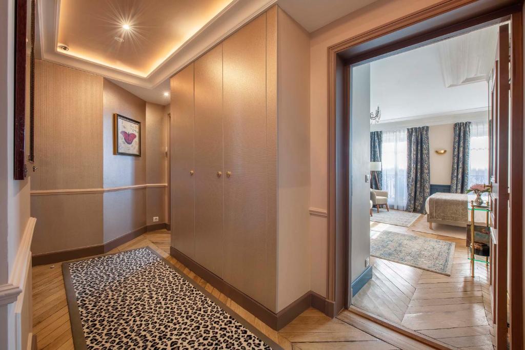 Postel nebo postele na pokoji v ubytování LE BEAU MARAIS - Luxury Apartments, AIR COND, LIFT