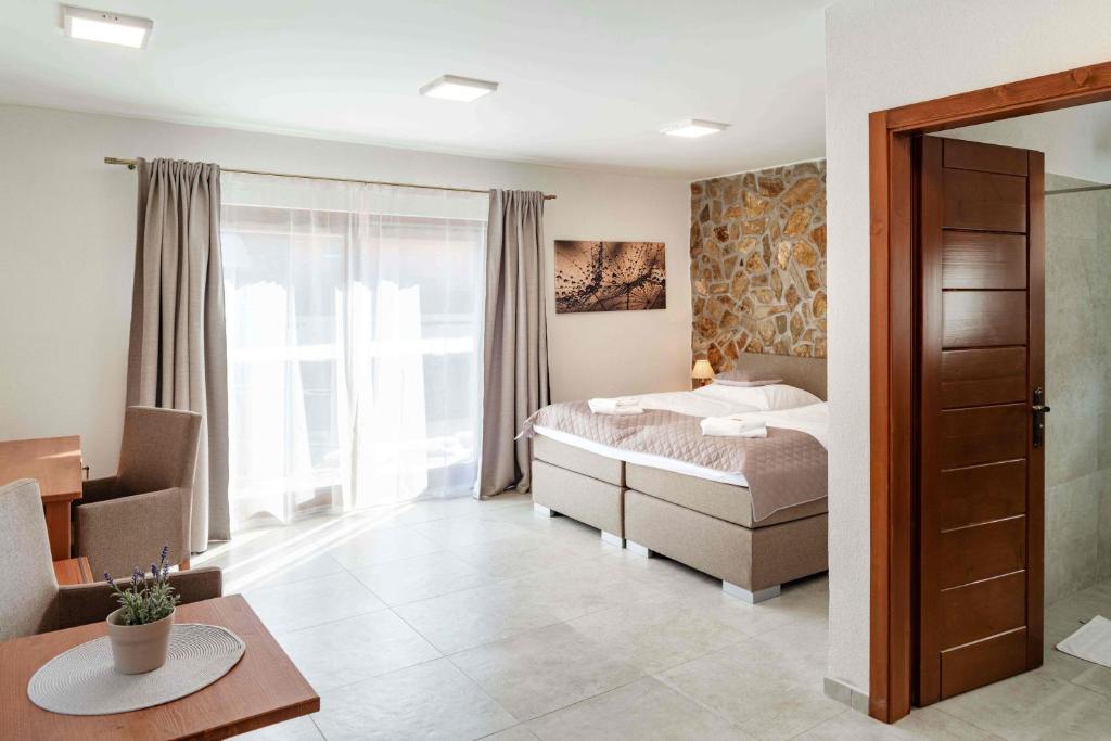 Postel nebo postele na pokoji v ubytování Wellness Hotel Ondrášův dvůr