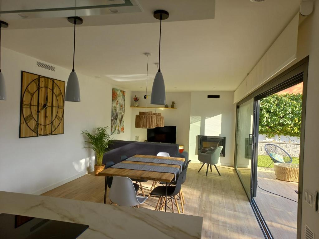 cocina y sala de estar con mesa y sofá en ESPECTACULAR CASA EN LLAGOSTERA - Costa Brava, en Llagostera