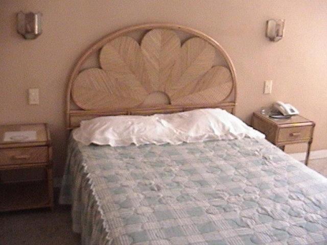 - une chambre avec un lit doté d'une grande tête de lit en bois dans l'établissement Hotel Don Jorge c.a, à San Antonio del Táchira