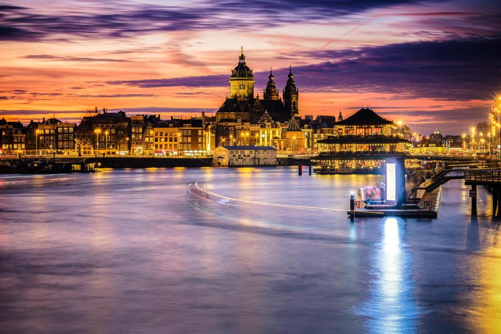 Výhled na řeku, která protéká v blízkosti ubytování na lodi