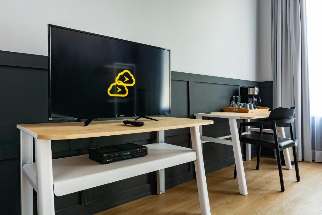 
Queen Size Bedroom with City View
