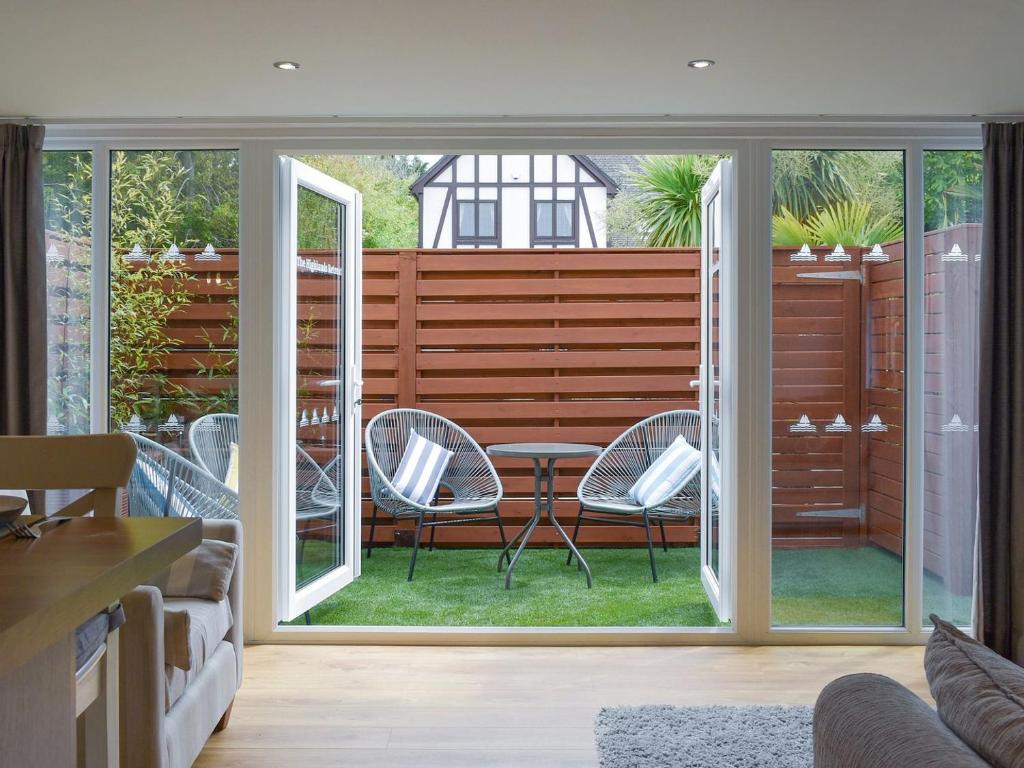 Highlands Retreat, New Milton (updated prices 2024)