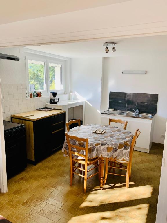 Kuchyň nebo kuchyňský kout v ubytování Appartement quartier calme