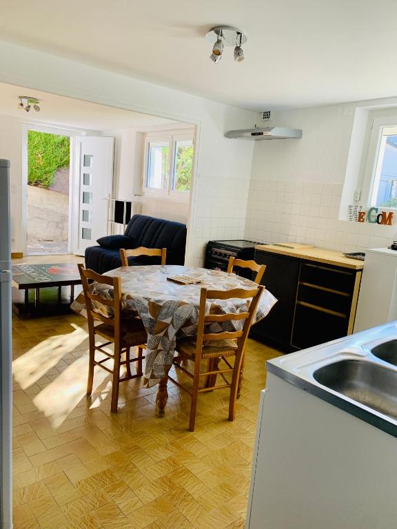 Kuchyň nebo kuchyňský kout v ubytování Appartement quartier calme