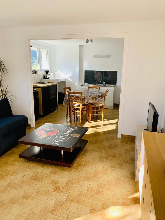 TV a/nebo společenská místnost v ubytování Appartement quartier calme