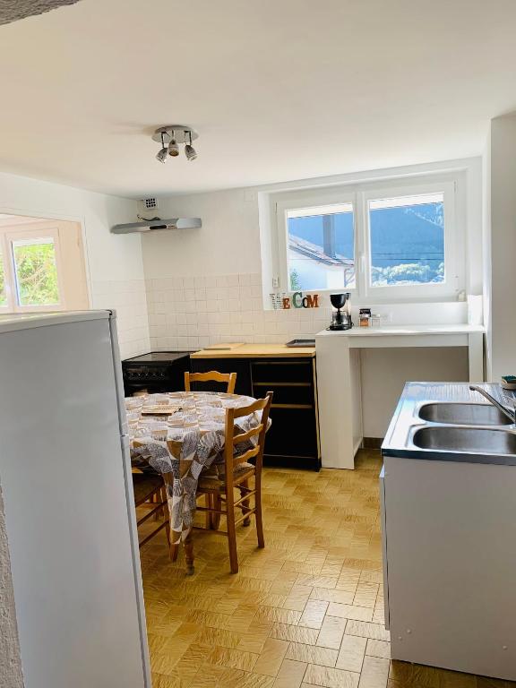 Kuchyň nebo kuchyňský kout v ubytování Appartement quartier calme