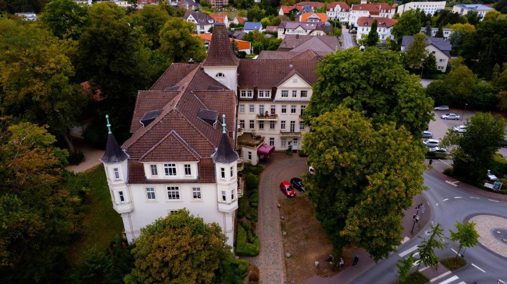 an aerial view of a large white building with a turret at Residenz am Kurpark - Ferienwohnungen in zentraler Lage I Privatparkplatz in Bad Rothenfelde