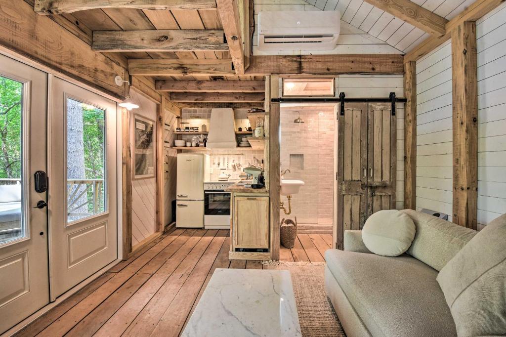 Luxe Mountain Treehouse Spacious Deck and View - Housity