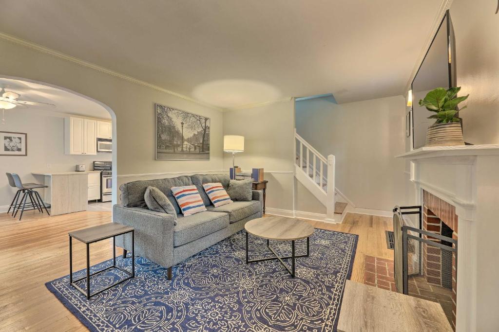 Istumisnurk majutusasutuses Charming Cincinnati Home Less Than 10 Mi to Downtown!