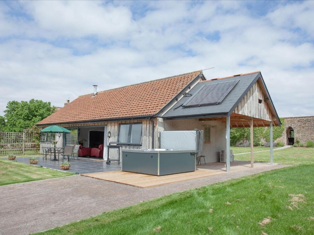 een huis met zonnepanelen op het dak bij The Walled Garden in Loxton