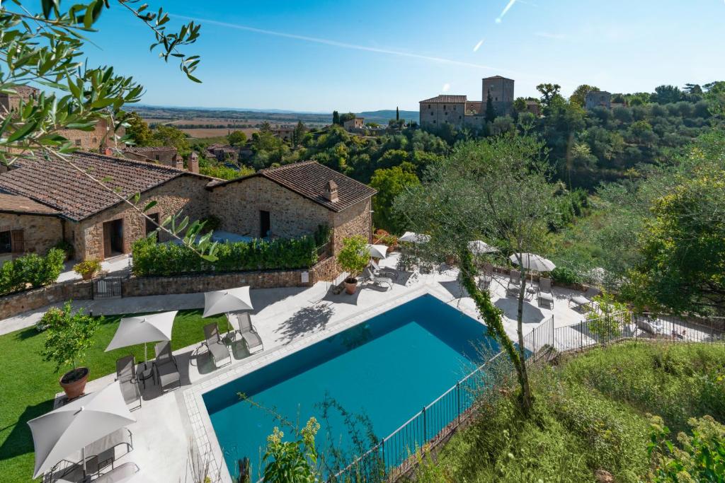 - une vue aérienne sur une villa avec une piscine dans l'établissement Relais Le Macine Di Stigliano, à Sovicille