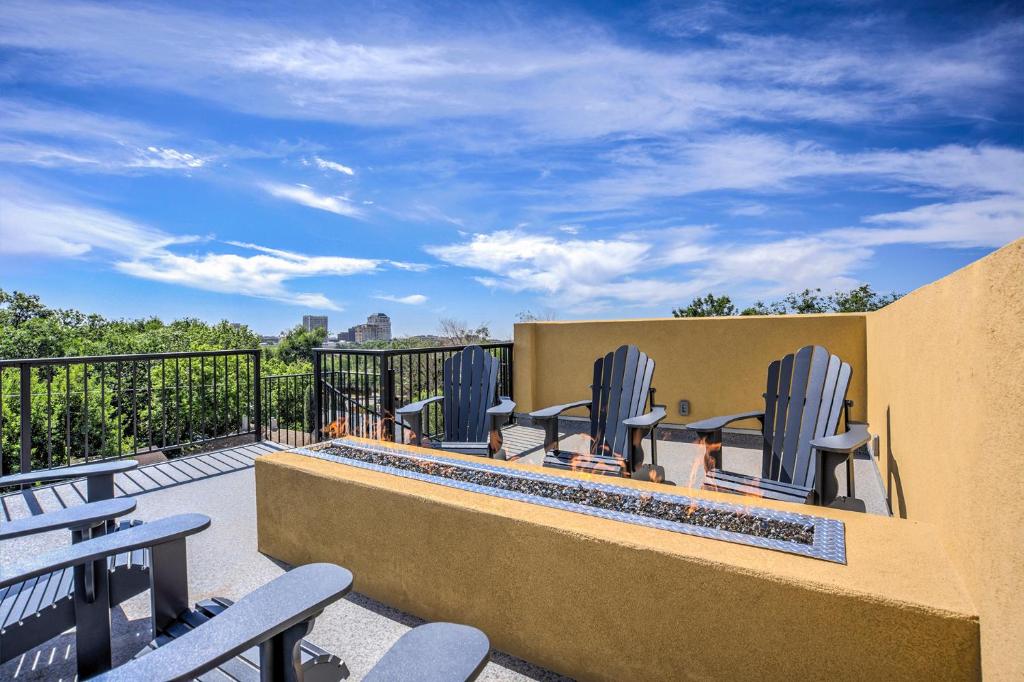 4BD Downtown Skyline Views from Rooftop Patio, Colorado Springs