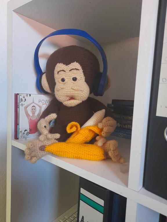 un singe farci portant des écouteurs assis sur une étagère dans l'établissement Villa Affenhaus, à Treben