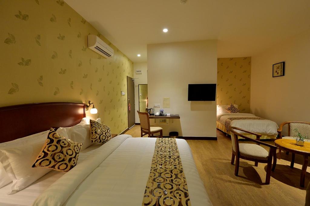 Postel nebo postele na pokoji v ubytování Asiana Hotel