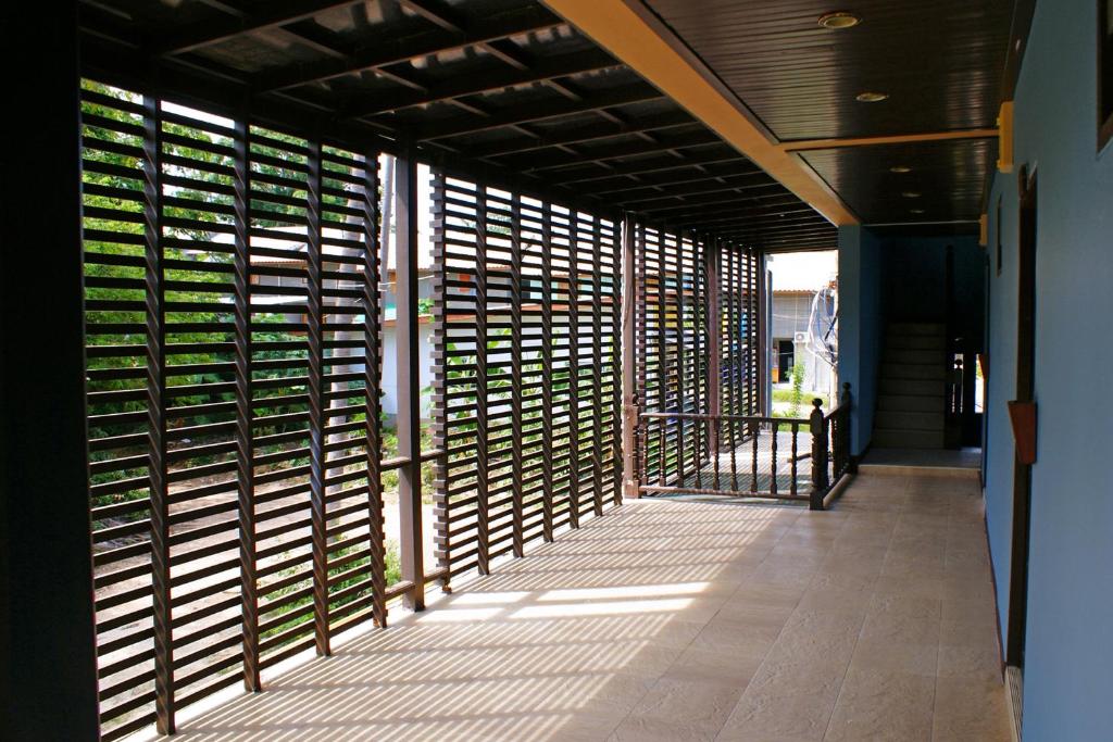 un pasillo con persianas de madera en el lateral de un edificio en V Condominium Samui, en Bophut 