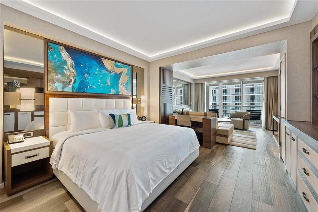 フォート・ローダーデールにあるLuxury Suite at Fort Lauderdaleの大きなベッドとリビングルームのある寝室