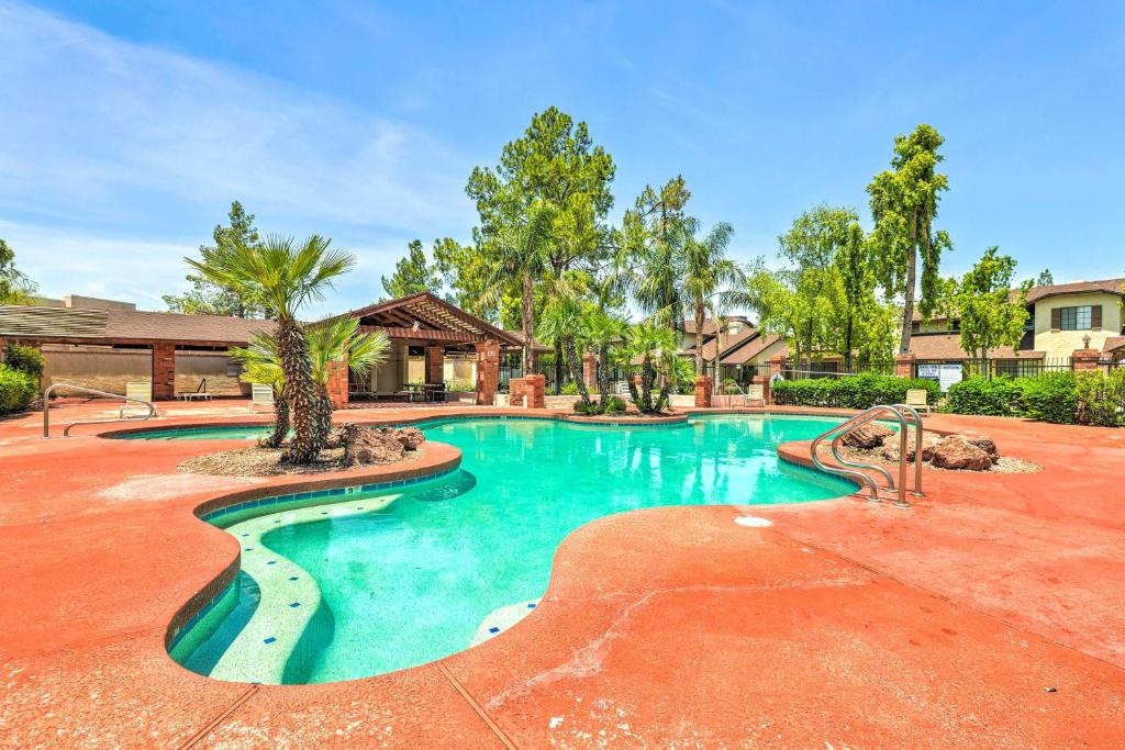Bazén v ubytování Near Parks and Golf Gilbert Townhome with Pool Access nebo v jeho okolí