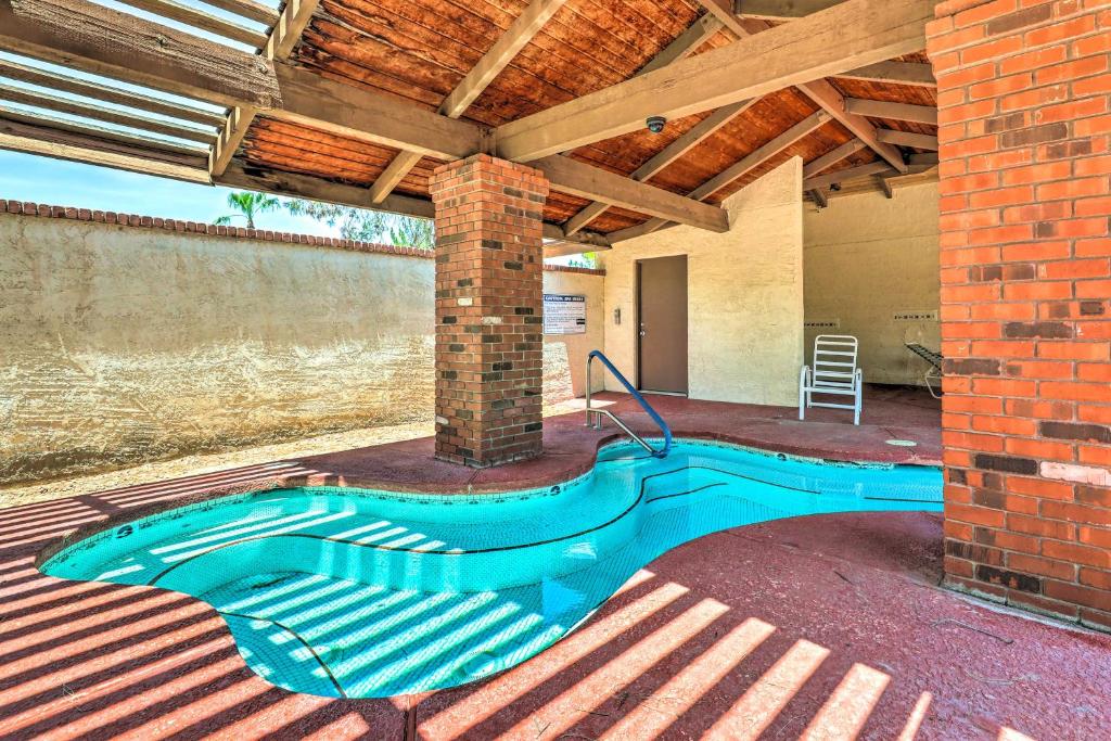 Bazén v ubytování Near Parks and Golf Gilbert Townhome with Pool Access nebo v jeho okolí