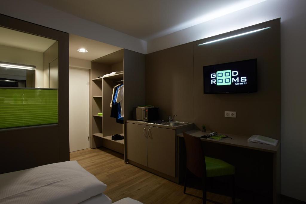 TV a/nebo společenská místnost v ubytování Good Rooms GmbH Guntramsdorf