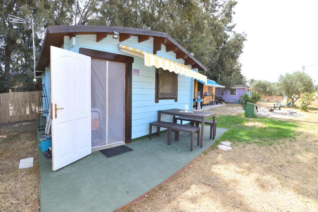 uma pequena casa azul com uma mesa de piquenique em frente em Chiclana-Cabaña-Parking-BLUE em Chiclana de la Frontera