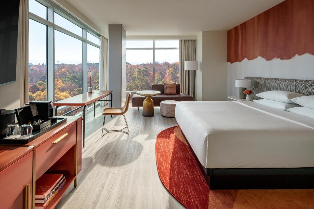 ein Hotelzimmer mit einem großen Bett und einem Schreibtisch in der Unterkunft Hyatt Centric Buckhead Atlanta in Atlanta