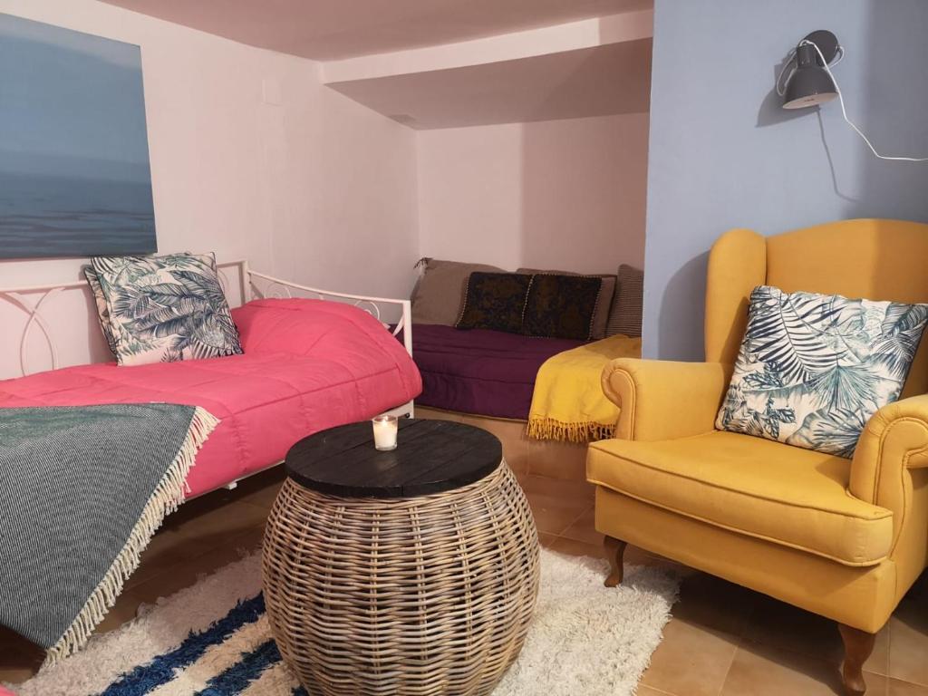 a living room with two chairs and a table at Apartamento cuco Finestrat in Finestrat
