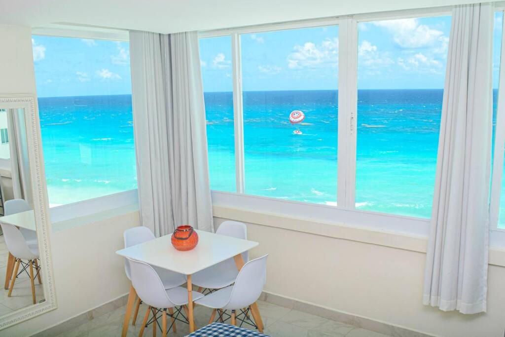 a room with a table and a view of the ocean at Frente al mar, increíble vista, nuevo estudio 1 C in Cancún