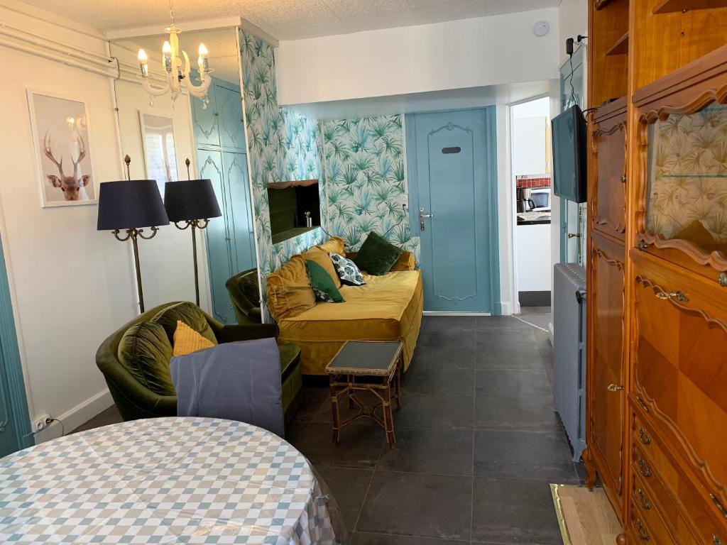 un salon avec un canapé et un lit dans l'établissement La Residence rdc, à Le Mont-Dore