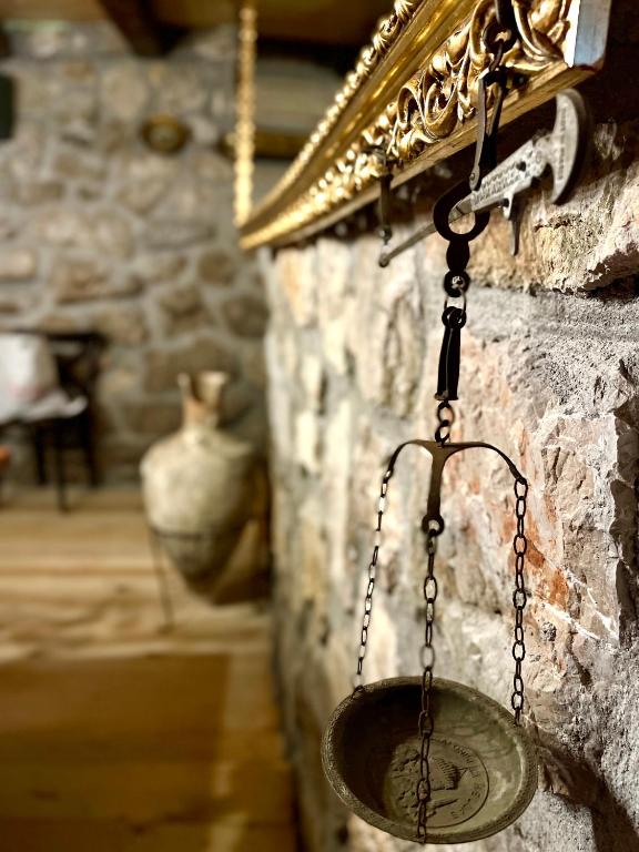metalowa miska wisząca na kamiennej ścianie w obiekcie Rustic house Pojata w mieście Njeguši