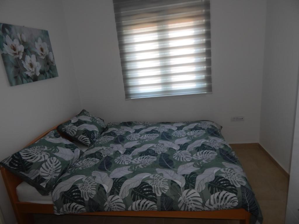 Apartman Zvezda vodilja房間的床