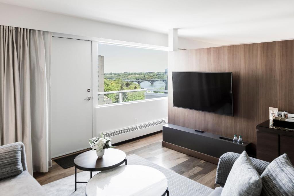 TV a/nebo společenská místnost v ubytování The James Hotel