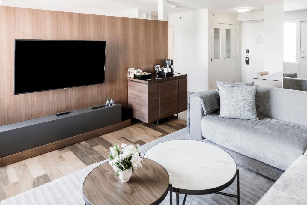 TV a/nebo společenská místnost v ubytování The James Hotel