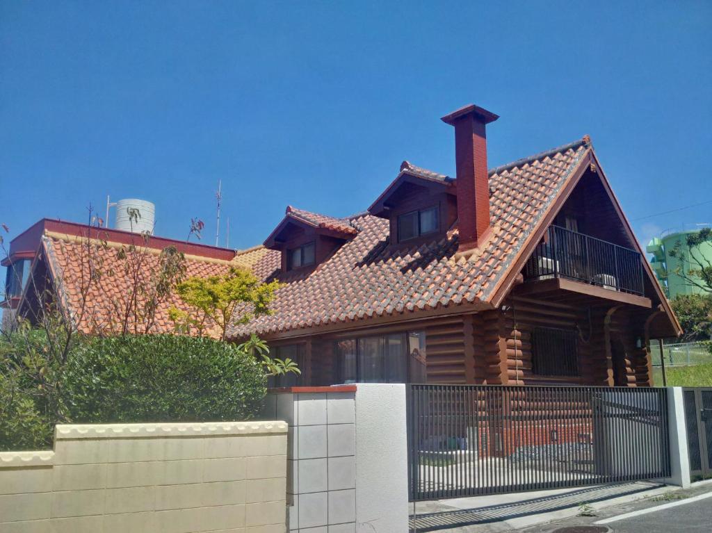 une maison en bois avec une clôture devant elle dans l'établissement Designer's Hotel Nakadoma Inn - Vacation STAY 32584v, à Maeganeku