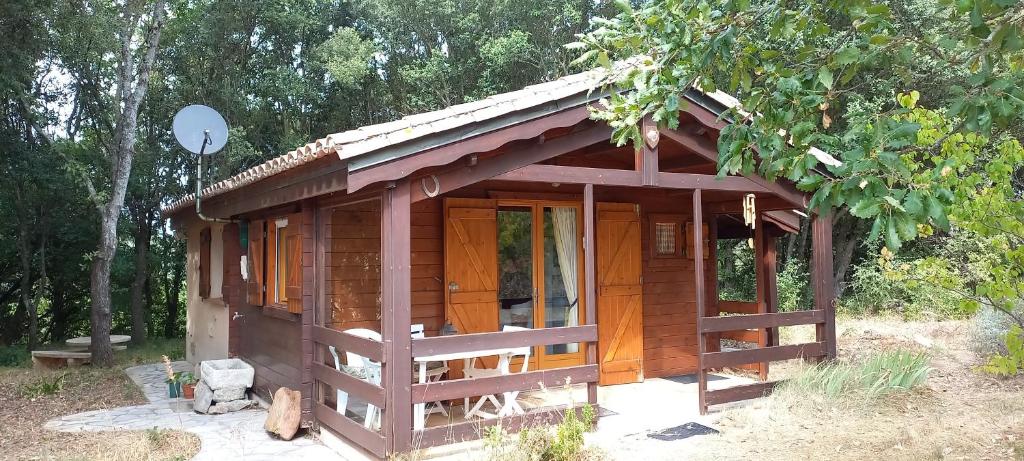 une petite cabane en bois au milieu d'une forêt dans l'établissement GITE DE KATE, à Albières