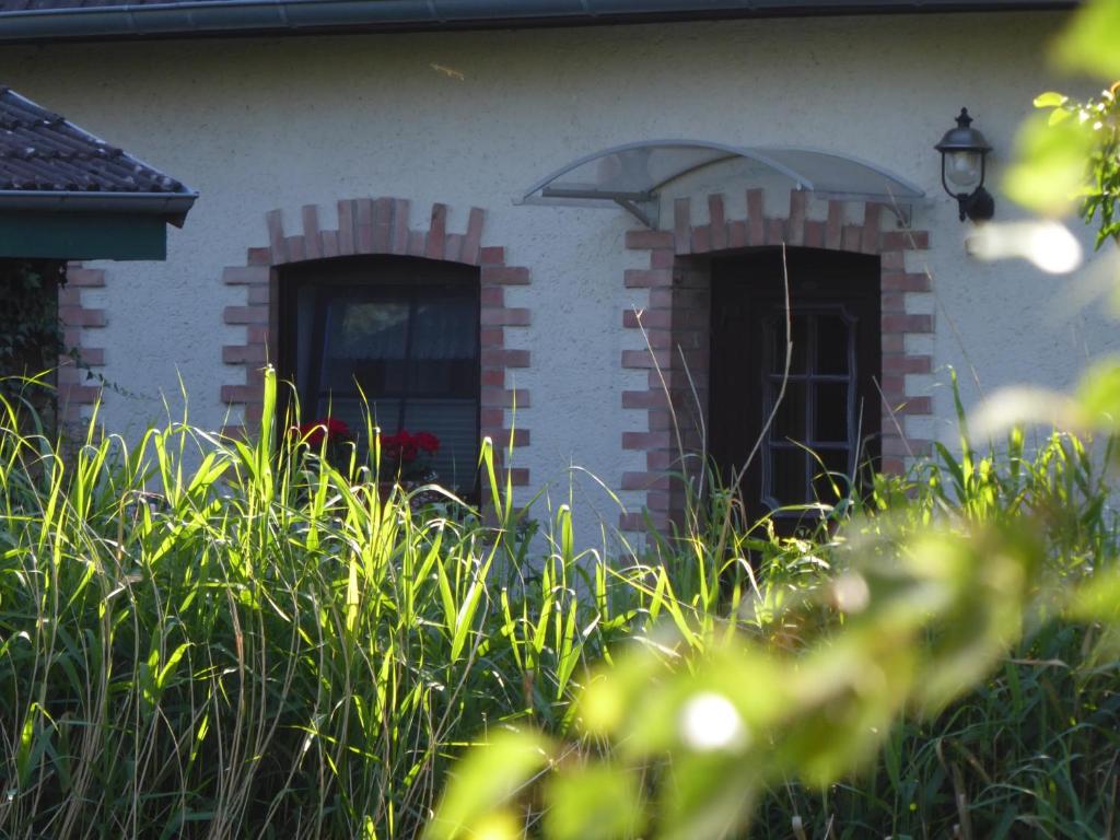 a house with two arches on the side of it at Mini-1-Raum-Apartment mit eigenem Eingang in Bad Doberan