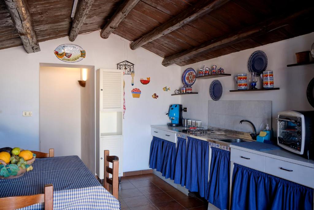 Kuchyňa alebo kuchynka v ubytovaní Attico con terrazza sul porto