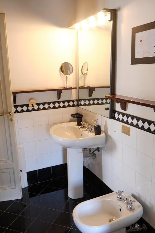 Kúpeľňa v ubytovaní Attico con terrazza sul porto