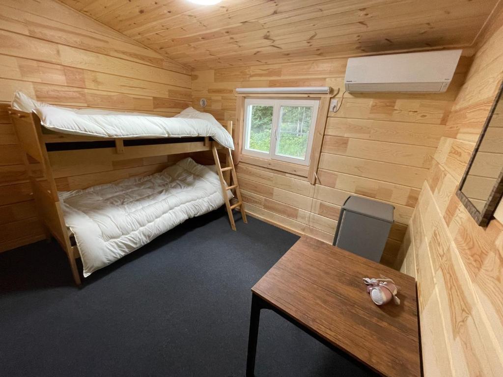 ein Zimmer mit zwei Etagenbetten in einer Kabine in der Unterkunft Biwako Hills Resort - Vacation STAY 48007v in Takashima