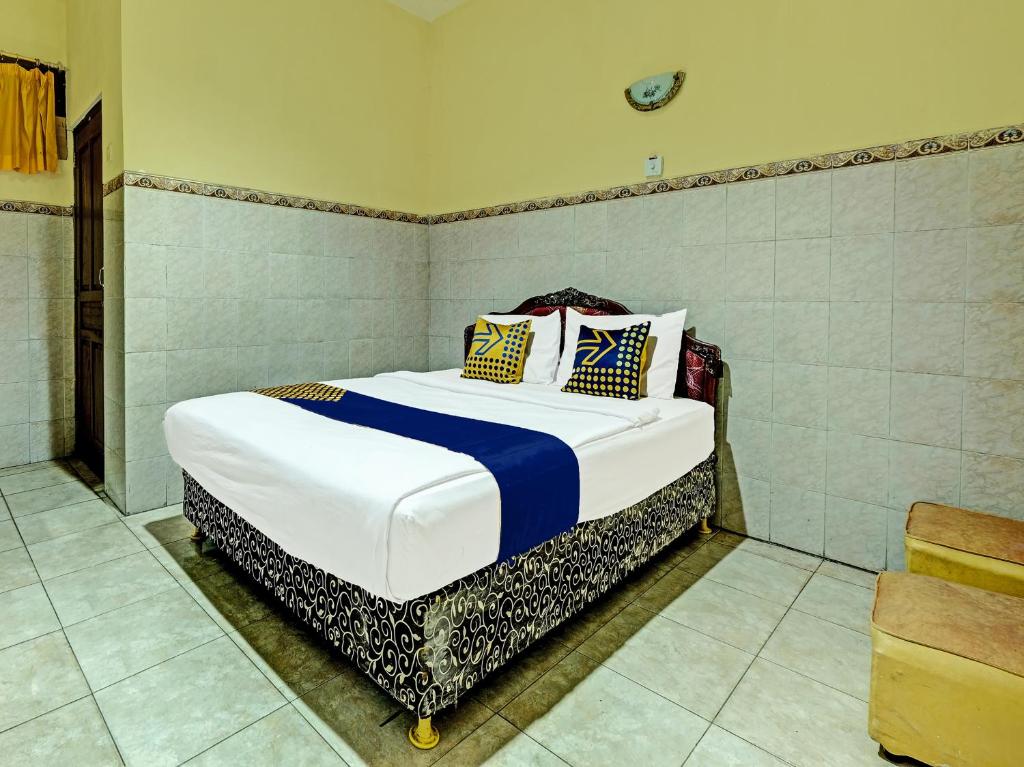 1 dormitorio con 1 cama grande en una habitación en OYO Life 91677 Hotel Citra Dewi 3, en Semarang