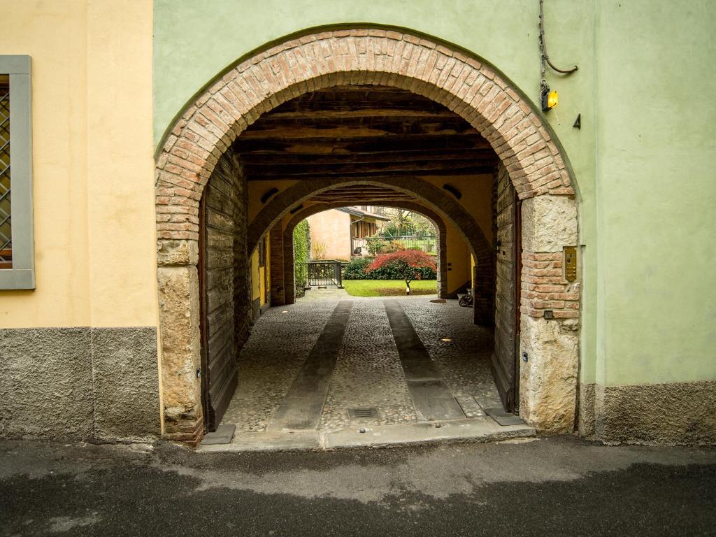 an archway in a building with a garden in the background at B&B del Gran Ducato di Alzano Sopra in Alzano Lombardo