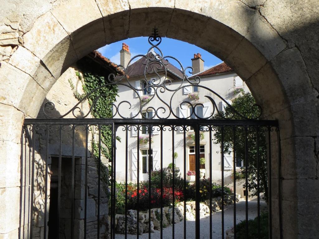 una entrada a una casa con puerta de hierro en Le Bailli de Montsaugeon, en Montsaugeon