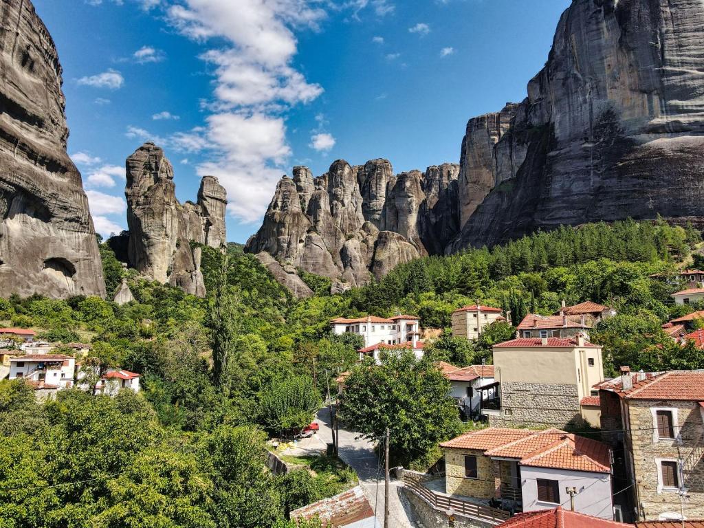 ein Dorf in Meteora mit Meteoritenbergen im Hintergrund in der Unterkunft Dream Nest Meteora in Kalambaka