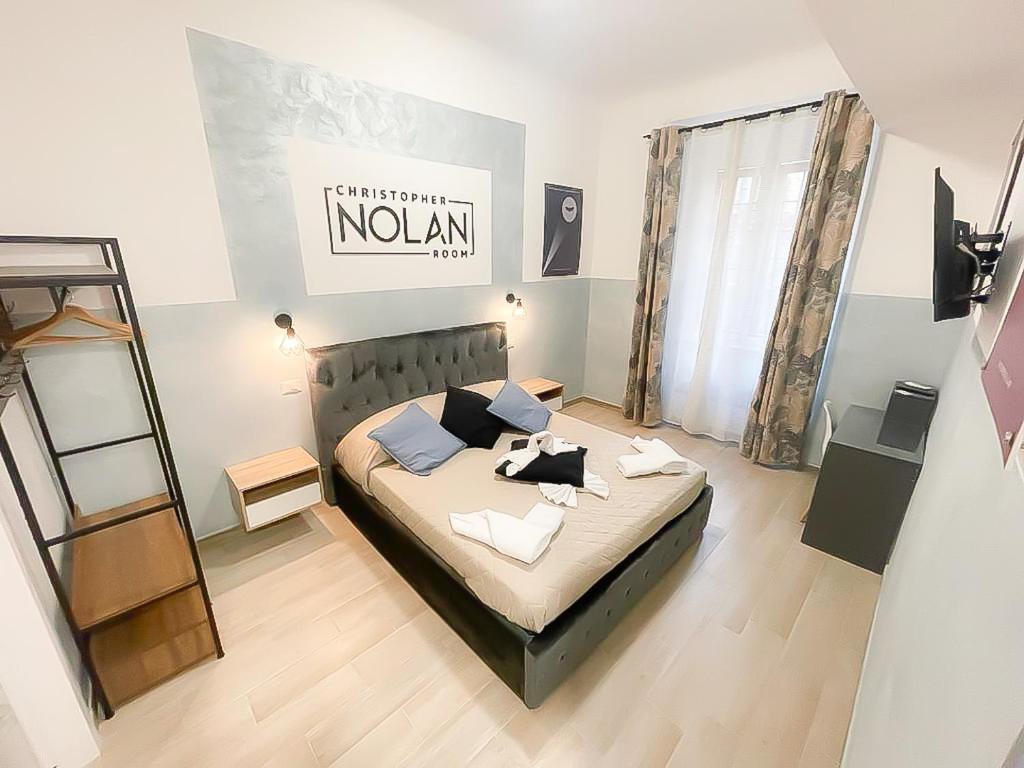 1 dormitorio con cama con almohadas y escalera en Cinemovie Guesthouse en Roma