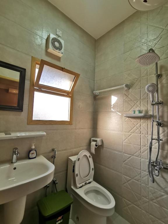 Koupelna v ubytování Al Hamra Guest House