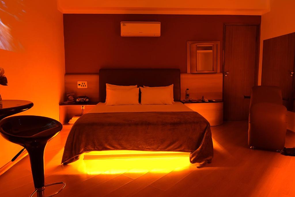 1 dormitorio con 1 cama con luz encendida en Wmotel, en Ouro Branco