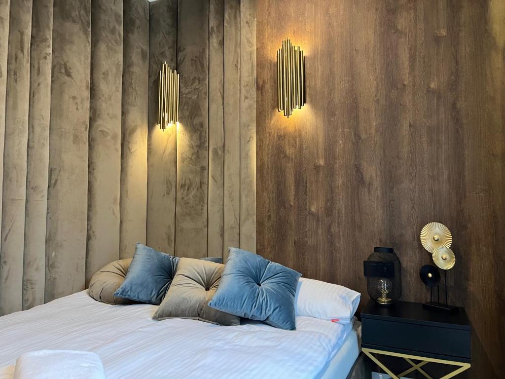 Un pat sau paturi într-o cameră la Family & Business Sauna Tężnia Apartments No 9 VIP -Leśny nad Zalewem Cedzyna, Unikat SPA- 1 Bedroom with Private Sauna, Jacuzzi, Spectacular View Terrace, Parking, Catering Options
