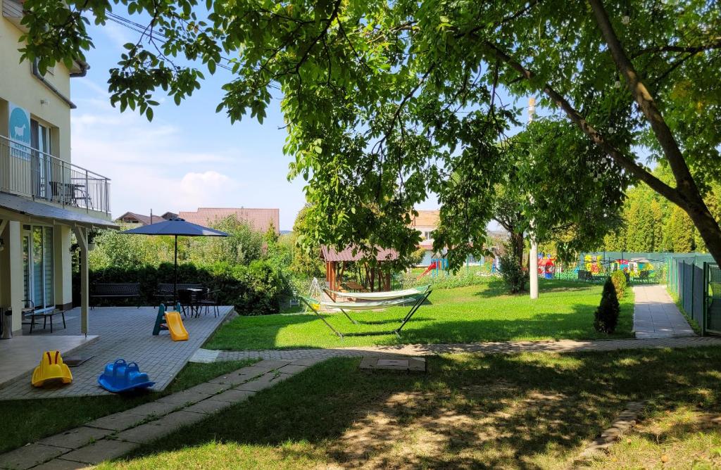 une cour avec une aire de jeux et un parc dans l'établissement Capra Vecinului, à Târgu-Mureş