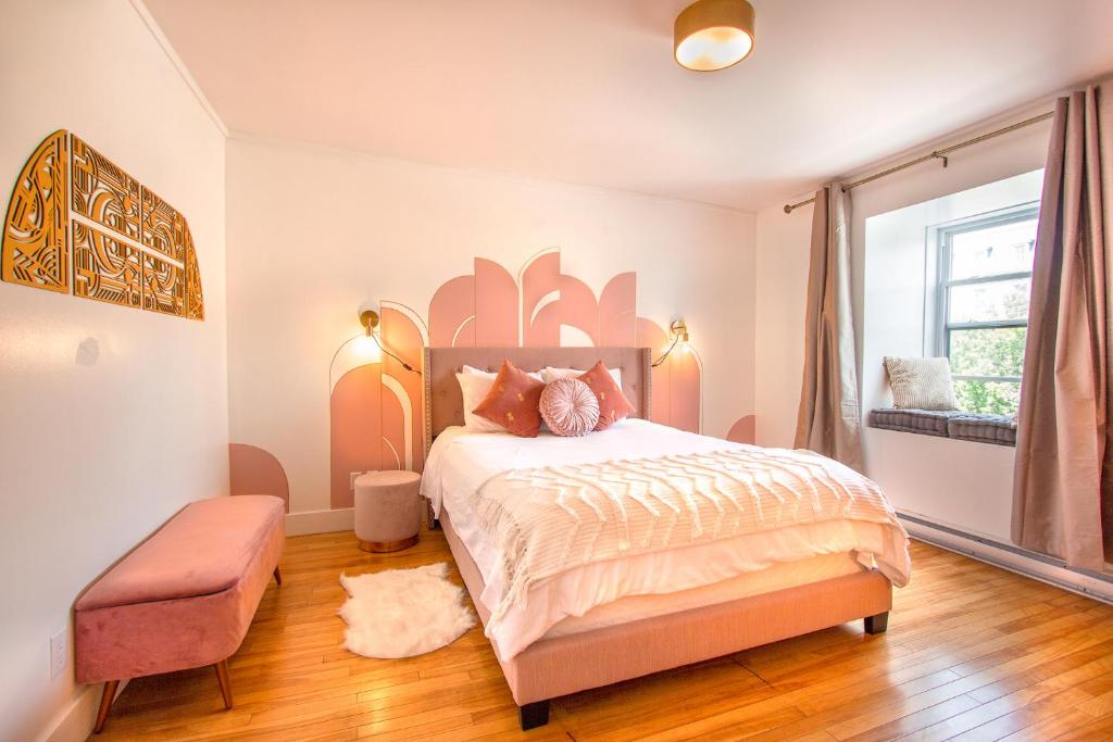 Postel nebo postele na pokoji v ubytování GATSBY - SelfCheckIn - Rooftop - Terraces - St-Denis